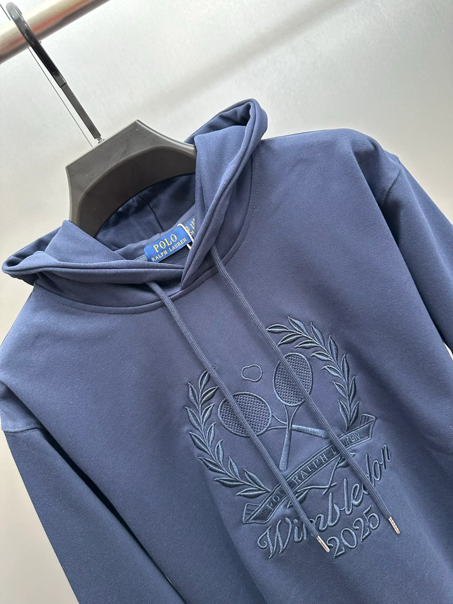 P280 RalphLauren/Ralph Lauren 2025 new autumn and winter large embroidered hooded sweatshirt Ralph Lauren's age-reducing item, the coat fabric is made of 60% cotton ➕40% polyester, which not only retains the softness, comfort and breathability of cotton, but also adds the wear resistance and wrinkle resistance of polyester fiber, making the clothes more durable and easy to care for. Even in slightly cooler weather, you won't feel stuffy when wearing it. This kind of fabric has a natural crisp feel and is not easy to pill or deform. Hooded design effectively improves thermal insulation performance. The embroidery on the chest and the fabric are of the same color. The colors are full, three-dimensional and lifelike, adding a bit of liveliness and interest to the whole sweatshirt. There is no pressure to dress, regardless of age or gender. Complete accessories!  Color: navy blue, black, gray size: S-xL